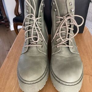 WANTED Boots women’s Sz 9 greenish gray lace up